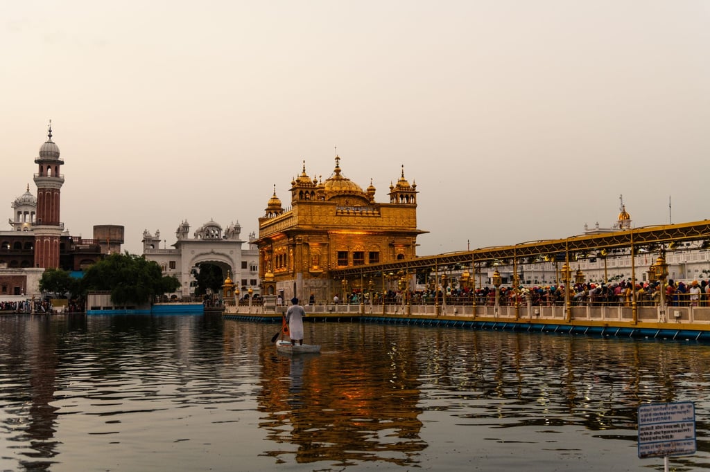 golden temple amritsar pilgrims
